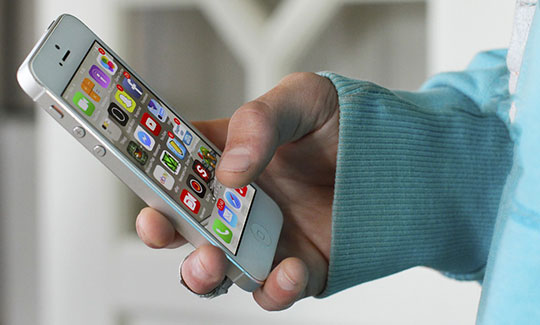 How to Fix It When Your iPhone Screen Turns Black and White | Diagnose the Reasons