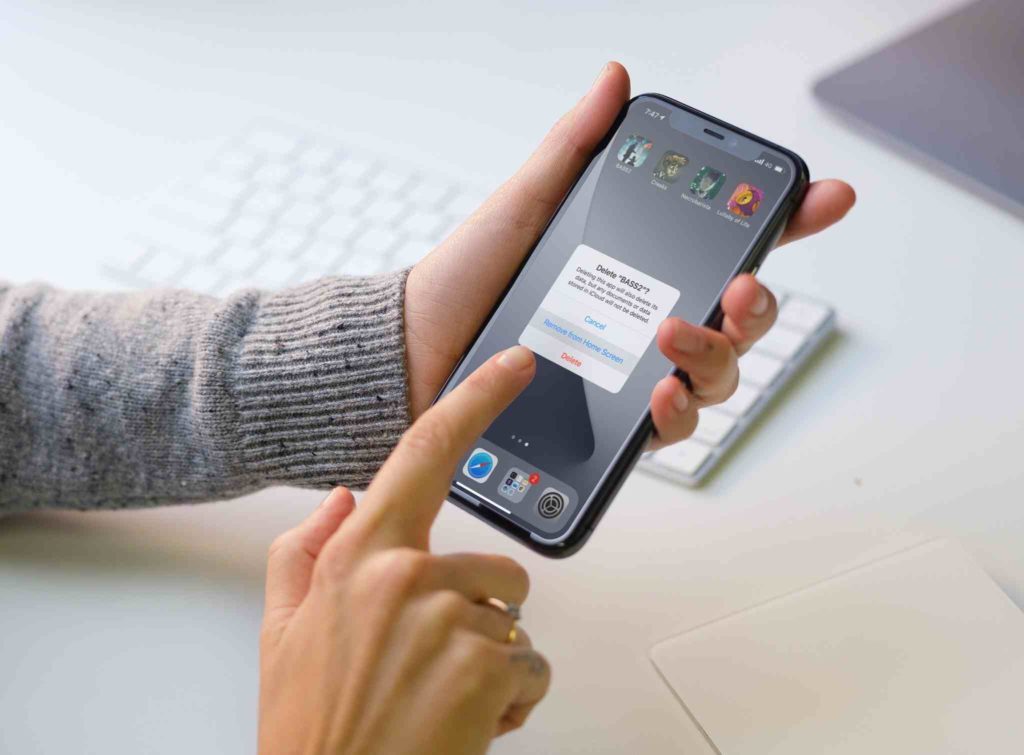 How to Fix It When Your iPhone Screen Turns Black and White | Diagnose the Reasons