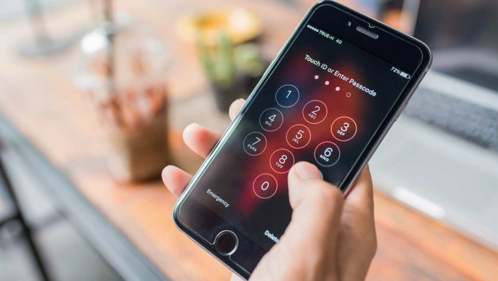 How to Fix It When Your iPhone Screen Turns Black and White | Diagnose the Reasons
