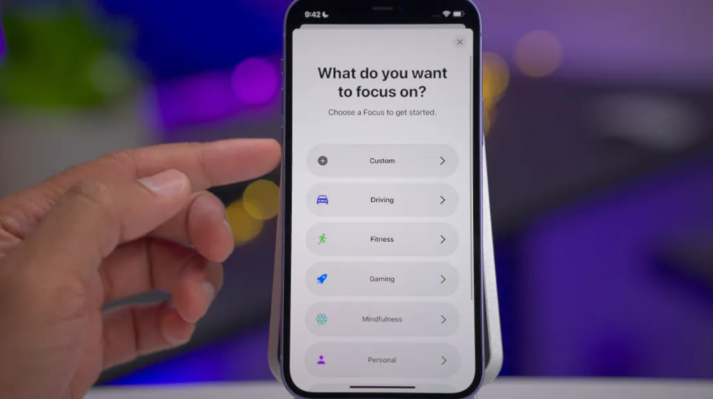 How to Switch On Dark Mode With a Focus in iOS 16